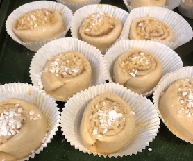 Zimtschnecken roh in Papierförmchen